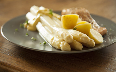 Klassieke asperges met krieltjes, zalm en Tijnsaus