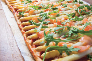 Aspergepizza met zalm met rucola
