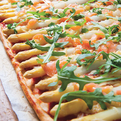 Aspergepizza met zalm met rucola
