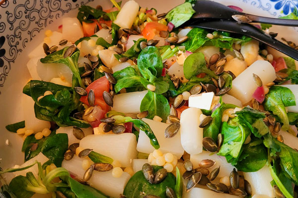 Couscoussalade met asperges, feta en avocado