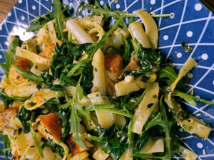 aspergepuntjes met tagliatelle, spinazie en Tijnsaus