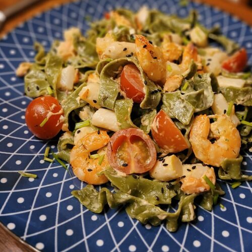 aspergesalade met gamba's zalm en algenpasta. Lauwwarm en koud heerlijk
