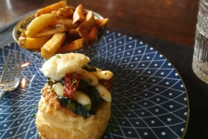 Pasteitje met aspperges en spinazie. Heerlijk met verse frietjes