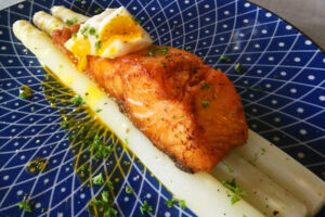 asperges van de bakplaat met zalm en een eitje