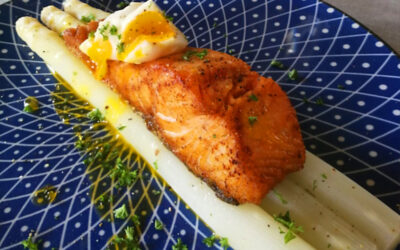 Asperges van de (oven)bakplaat met zalm en gepocheerd eitje