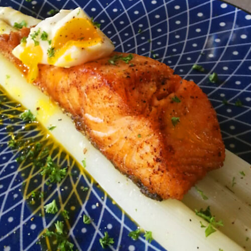asperges van de bakplaat met zalm en een eitje