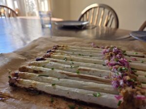 Asperges van de bakplaat met mosterdroomsaus