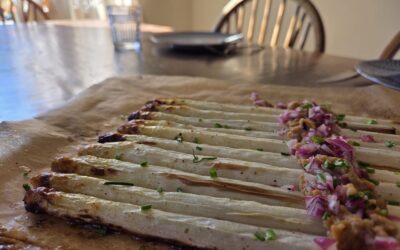 Asperges van de bakplaat met mosterdroomsaus