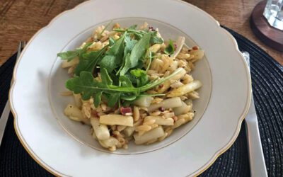 Asperges met orzo, spekjes en rucola