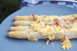 Ovenschotel van witte asperges, ham en de exclusieve Tijnsaus.