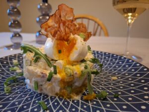 aspergetartaar met serranoham en een gepocheerd eitje