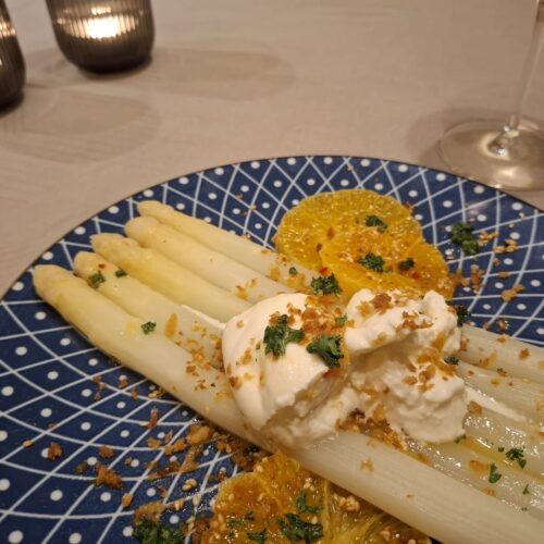 asperges met burrata en sinaasappel