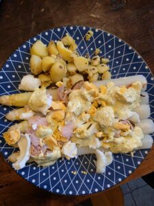 asperges met ham, ei en Tijnsaus roasted pork