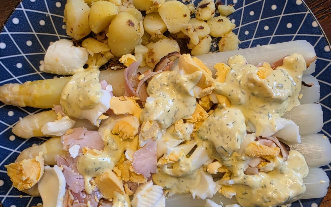 Asperges met ham, ei en gebakken krieltjes