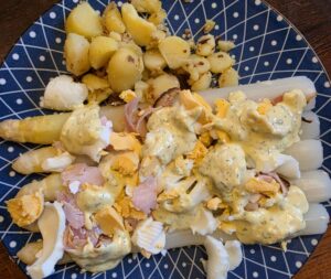 asperges met ham, ei en Tijnsaus roasted pork