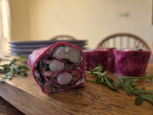 Bietenwrap met witte asperges en roomkaas